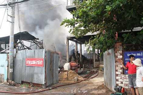 Đến 10h sáng 4/10, đám cháy vẫn chưa được dập tắt Đến 10h sáng 4/10, đám cháy vẫn chưa được dập tắt