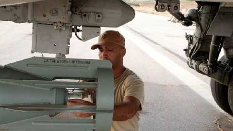 Các kỹ sư đang kiểm tra vũ khí trước khi xuất kích Các kỹ sư đang kiểm tra vũ khí trước khi xuất kích