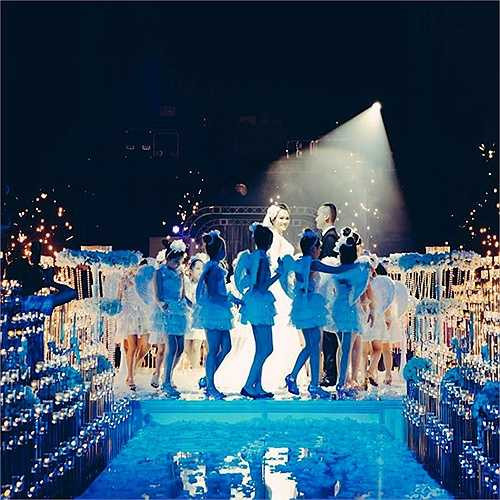 Đám cưới xa hoa của siêu mẫu từng gây xôn xao showbiz Việt với chi phí ước tính lên đến 7 tỷ đồng. 