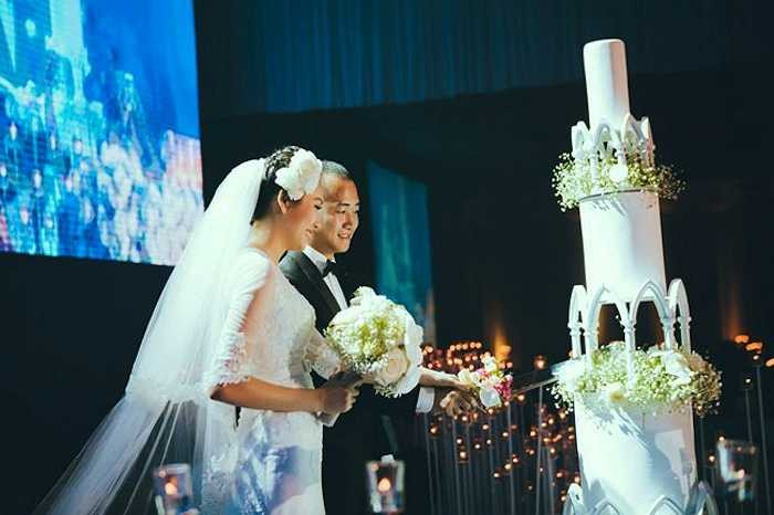 Siêu mẫu luôn giữ nụ cười rạng rỡ, hạnh phúc bên chú rể. 