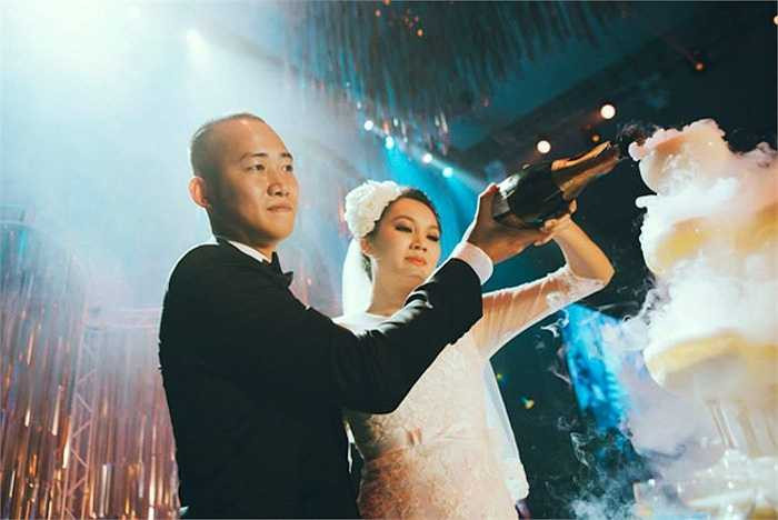 Siêu mẫu luôn giữ nụ cười rạng rỡ, hạnh phúc bên chú rể. 