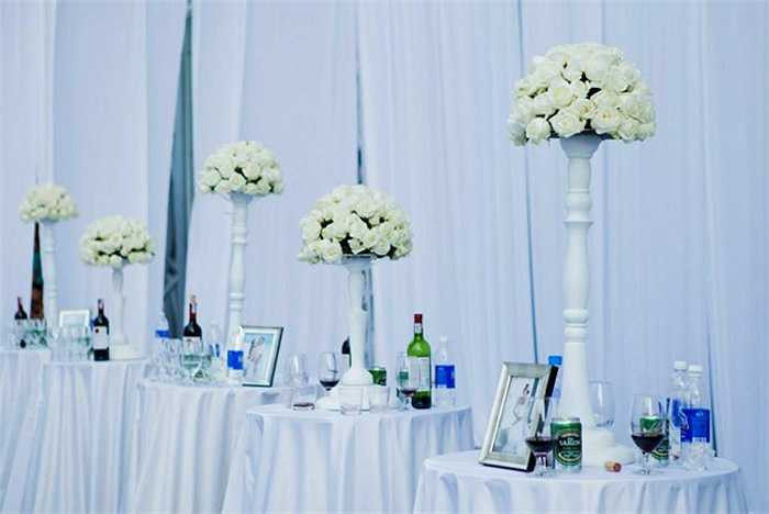 Vợ chồng Ngọc Thạch đầu tư rất 'mạnh tay' cho lễ cưới. Phần cỗ bàn cho cả ngàn khách cũng tiêu tốn của cặp đôi số tiền trên dưới 3 tỷ đồng. 