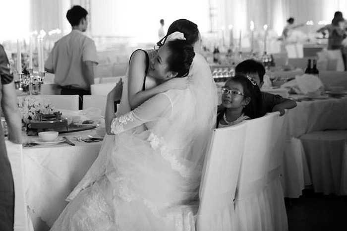 Ngọc Thạch hạnh phúc trong sự chúc phúc của đông đảo người thân, bạn bè. 