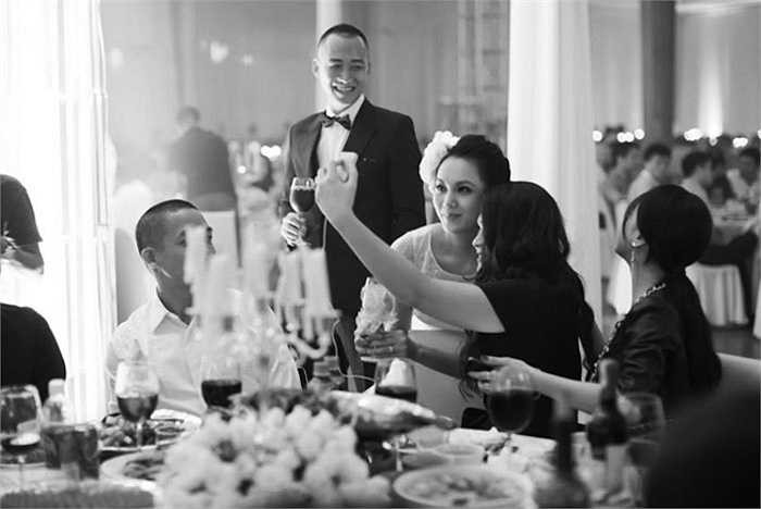 Ngọc Thạch hạnh phúc trong sự chúc phúc của đông đảo người thân, bạn bè. 