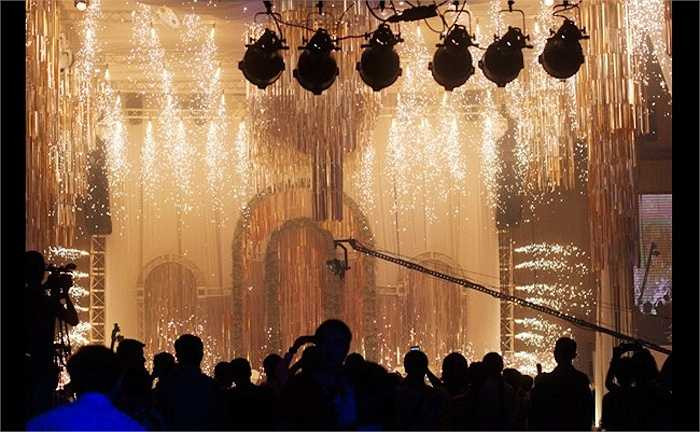 Cặp đôi đốt hàng ngàn cây pháo hoa lung linh trong tiệc cưới. 