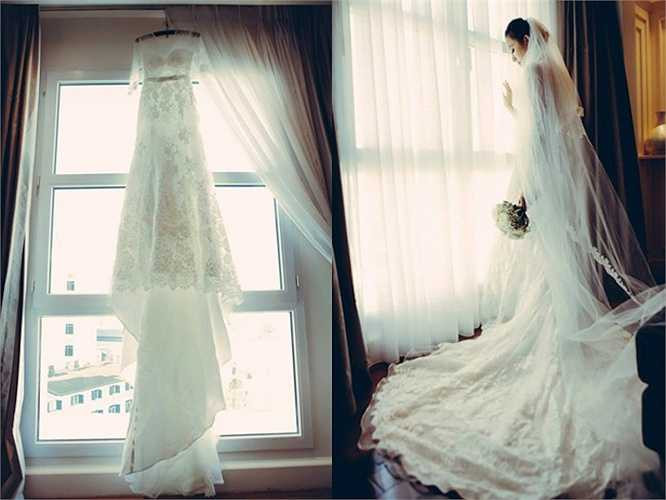 Ngọc Thạch chọn mặc chiếc váy cưới vai trần lộng lẫy với phần chân váy trải dài mềm mại và quyến rũ. 