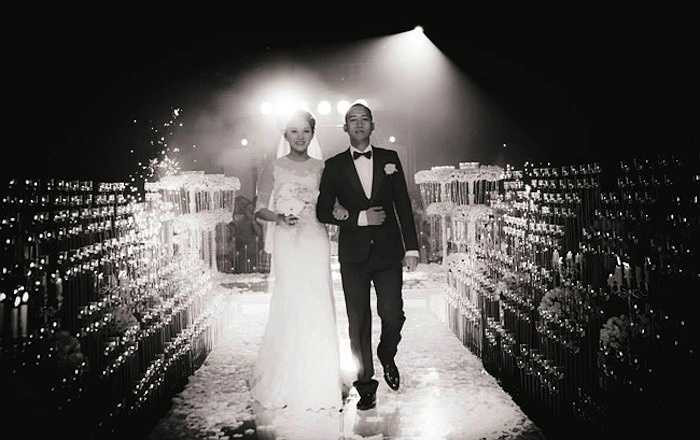 Cặp đôi sánh bước vào hôn trường trong ánh mắt ngưỡng mộ của rất nhiều quan khách có mặt. 