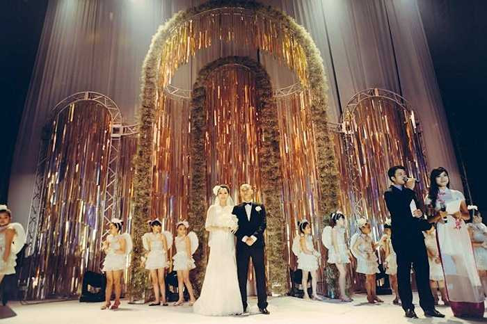 Cô đã làm lại toàn bộ phần trần nhà và thay thế rèm cửa để biến hội trường thành không gian thật lãng mạn cho phút lên xe hoa. 