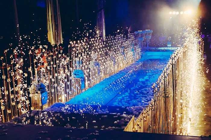 Sân khấu hôn lễ được Ngọc Thạch trang trí bắt mắt với hệ thống đèn chùm trên cao và hàng trăm cây nến được bố trí xung quanh. 