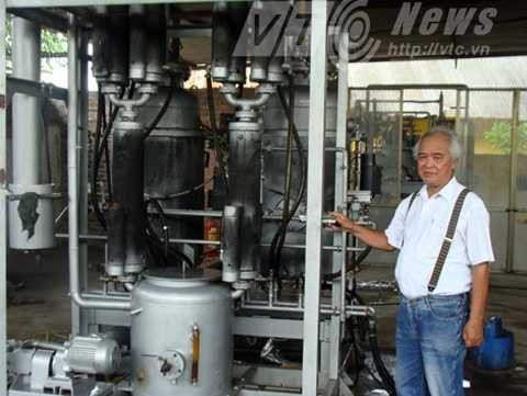 Ông Khánh bên máy chế biến rác thải thành chất đốt Ông Khánh bên máy chế biến rác thải thành chất đốt