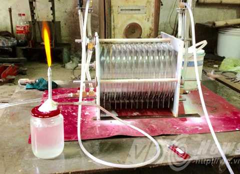 ...Và đây là máy chiết xuất hydro từ nước đã được ông Khánh thu gọn, tinh giản, nhưng hiệu suất cao ...Và đây là máy chiết xuất hydro từ nước đã được ông Khánh thu gọn, tinh giản, nhưng hiệu suất cao