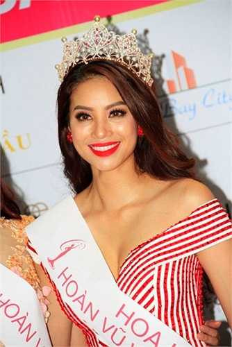 Phạm Hương vừa đăng quang ngôi Hoa hậu Hoàn vũ Việt Nam 2015. Kết quả này được xem là thỏa lòng khán giả với những gì người đẹp đất Cảng đã thể hiện trên sân khấu đêm chung kết. 