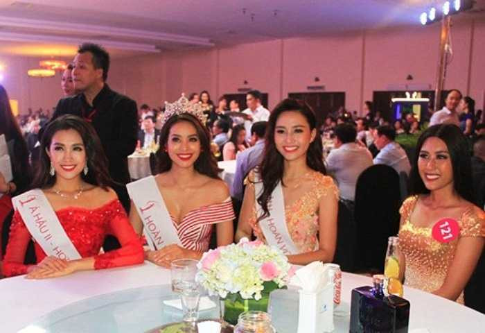 Ngay sau đó, Phạm Thị Hương cùng các người đẹp khác trong cuộc thi đã tham dự đêm tiệc chúc mừng tân hoa hậu