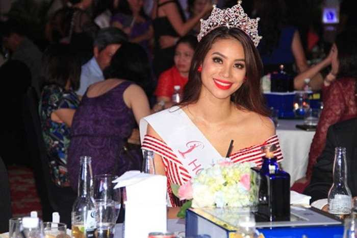 Phạm Hương nở nụ cười rạng rỡ trong suốt cả buổi tiệc. Cô vẫn còn lâng lâng cảm xúc chiến thắng.