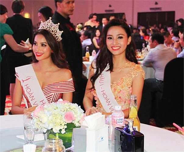 Á hậu 1 Ngô Trà My rạng rỡ bên tân hoa hậu Phạm Hương.