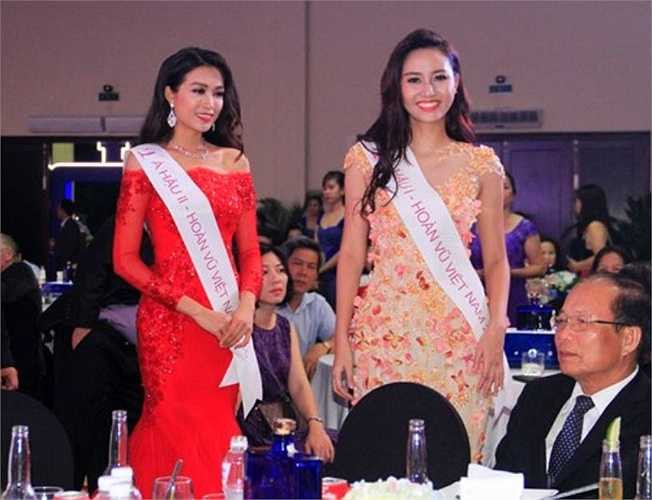 Hai Á hậu 1 và 2 rạng rỡ khi đi chào hỏi các quan khách trong buổi tiệc.