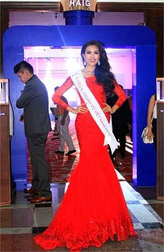 Á hậu 2 Lệ Hằng lộng lẫy trong bộ đầm dạ hội màu đỏ rực.