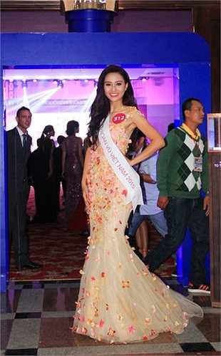 Á hậu 1 Ngô Trà My lộng lẫy như công chúa trong bộ đầm đính hoa cầu kỳ.