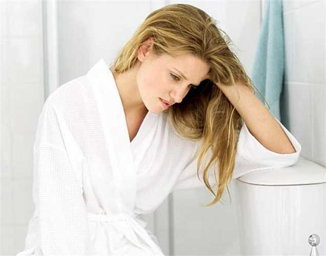 6. Nhiễm trùng đường tiết niệu: ở phụ nữ nếu bạn mặc quần lót quá chặt, âm đạo của bạn không thể thở được. Vì vậy, rất dễ phát triển nhiễm nấm men gây nhiễm trùng đường tiết niệu. 