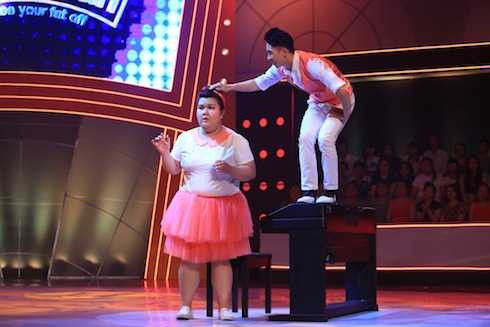 Thuỷ Tiên và Quán quân TTCBN 2014 Sơn Lâm nhảy trên nền nhạc 'Say you do'. Hoài Linh chia sẻ: 'Chú coi đoạn clip phỏng vấn của con và chú thấy rất dễ thương. Chú hiểu một điều rằng con có mặc cảm riêng của con nhưng khi con tham gia chương trình này thì con đã gạt mặc cảm qua một bên rồi. Trong bài diễn này, con chỉ chậm hơn Sơn Lâm có 1 nhịp thôi. Mình gấp đôi người ta mà mình chỉ chậm hơn người ta 1 nhịp nhảy thôi là mình giỏi rồi. Trong ánh mắt của Sơn Lâm nhìn con có cái gì đó rất tình cảm và hy vọng tình cảm ấy sẽ gắn bó theo tụi con suốt cuộc thi này. Còn chuyện tụi con có tình cảm gì đó với nhau không thì chú không biết.’. Cặp đôi có tổng điểm:11,5 điểm.