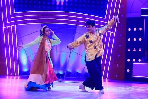  Anh Khoa nhảy Bèo dạt mây trôi với Ốc Thanh Vân.  Giám khảo John Huy Trần nhận xét: 'Cái cách mà Khoa nhìn chị Ốc, anh không nghĩ là ánh mắt của vợ chồng mà giống ánh mắt của mẹ con.’. Hoài Linh cũng đồng tình: 'Trước tiên tôi cảm ơn Ốc Thanh Vân. Hai chị em đã có phần trình diễn rất thu hút. Đối với Anh Khoa, giống như những gì John Huy nói, ánh mắt của con nhìn chị Ốc như là tình cảm mẹ con. Tuy nhiên với người dày kinh nghiệm như chị Vân thì những tuần sau con sẽ đột phá hơn.’. Cặp đôi có tổng điểm:11,2 điểm