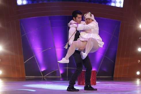 Trương Nam Thành sánh đôi cùng thí sinh Ánh Nguyệt với màn nhảy 'Come on girl'. Đàm Vĩnh Hưng khen phần trình diễn của Ánh Nguyệt gần gũi và dễ có cảm tình: 'Tôi cảm nhận được sự hy sinh của bạn khi bạn chia sẻ đã ăn thật nhiều để có sữa cho con, bất chấp thân thể của mình lên ký như thế nào. Điều đó giá trị hơn bất cứ huy chương vàng nào bạn đã đạt được trước đó. Trong phần diễn, lúc bạn ngồi trật lên lưng Nam Thanh, bạn ngay lập tức biến hóa, ứng biến để không bị đơ. Có những khoảnh khắc, những động tác của em lấn át luôn cả Trương Nam Thành. Tôi có nhiều tình cảm dành cho phần trình diễn này.’. Cặp đôi có tổng điểm:10,7 điểm