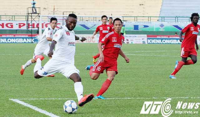 Những pha tấn công của các đội bóng V-League đều chỉ trông cây vào cá nhân các cấu thủ ngoại binh hay nhập tịch (Ảnh: Hoàng Tùng)