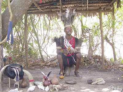 Nhiều bộ tộc đồn rằng phù thủy đã đánh cắp của quý Nhiều bộ tộc đồn rằng phù thủy đã đánh cắp của quý