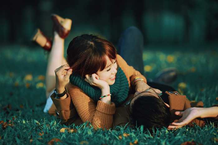 Bộ ảnh cưới ‘Nắng vàng trên cỏ xanh’ lãng mạn của cặp đôi Hà thành