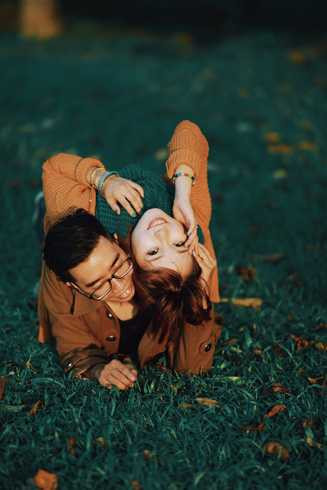 Bộ ảnh cưới ‘Nắng vàng trên cỏ xanh’ lãng mạn của cặp đôi Hà thành