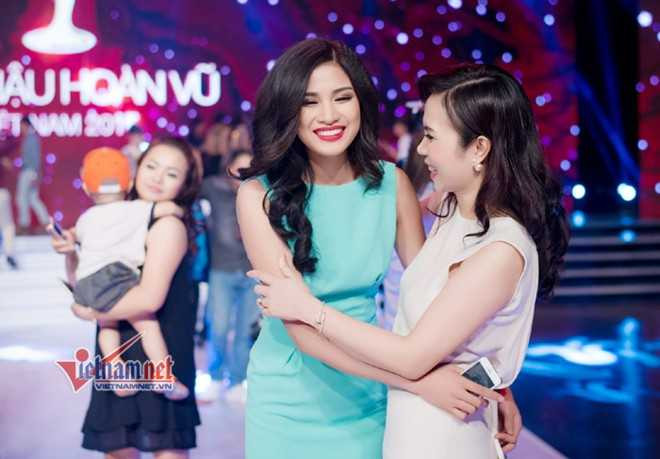 Bên cạnh những giây phút thăng hoa trên sân khấu, hơn hai tuần ở Nha Trang đã lưu giữ những giây phút vui buồn, những kỷ niệm đáng nhớ của mỗi người đẹp tham gia Hoa hậu hoàn vũ Việt Nam 2015.