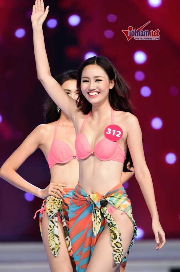 Bên cạnh những giây phút thăng hoa trên sân khấu, hơn hai tuần ở Nha Trang đã lưu giữ những giây phút vui buồn, những kỷ niệm đáng nhớ của mỗi người đẹp tham gia Hoa hậu hoàn vũ Việt Nam 2015.