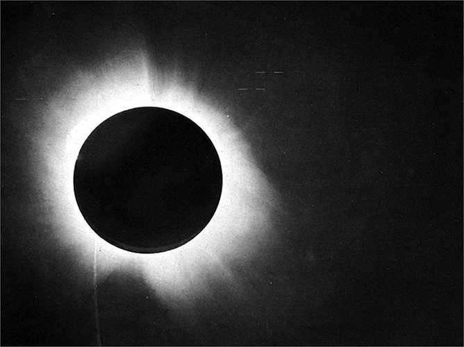 Albert Einstein đã mất rất nhiều thời gian để có thể chứng minh lý thuyết của mình là đúng. Năm 1917, một câu hỏi đặt ra cho ông là tính khoảng cách từ một ngôi sao đến mặt trời và điều này chỉ làm được khi hiện tượng Nhật thực xảy ra