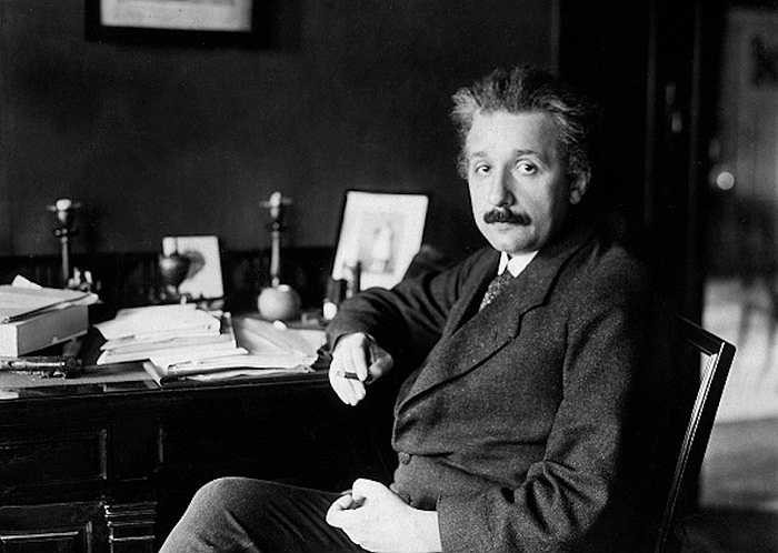 Nhận được giải Nobel nhưng Albert Einstein muốn đạt được nhiều điều to lớn hơn. Ông bắt đầu nghiên cứu nhiều lĩnh vực, như vật lý lượng tử hay lực hấp dẫn ... 