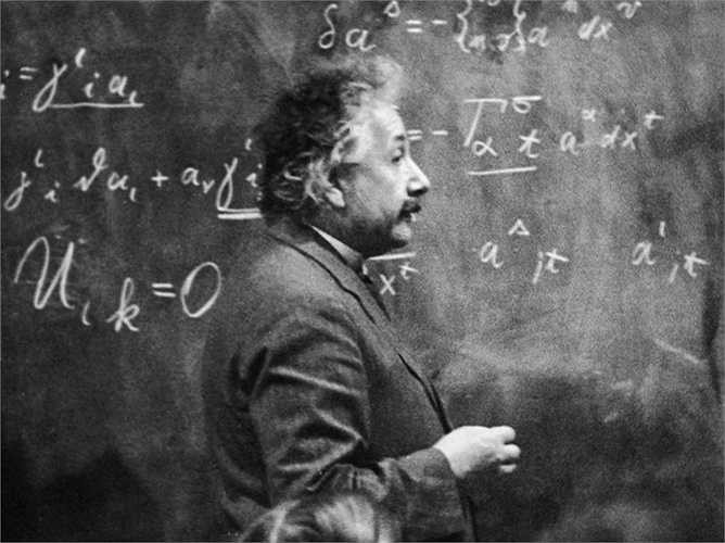 Albert Einstein giới thiệu lý thuyết thống nhất của ông về các vấn đề nhưng ngay lập tức nhận được phản hồi của các nhà khoa học khác vì còn nhiều lỗ hổng