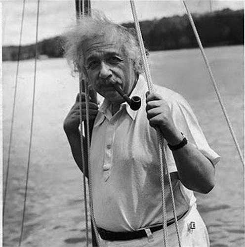 Năm 1929, Albert Einstein được đề nghị quyền sống trọn đời tại Berlin, Đức