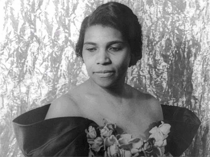 Albert Einstein phải đối mặt với phong trào chống người Do THái ở đất nước mới. Ông đã kết bạn với một số người nổi tiếng khác như Paul Robeson, Mariam Anderson (Ảnh) và được họ giúp đỡ rất nhiều