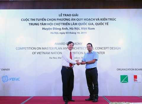 Ông Lê Khắc Hiệp - Phó CT TĐ Vingroup trao giải Nhất cho đại diện công ty GMP - Đức Ông Lê Khắc Hiệp - Phó CT TĐ Vingroup trao giải Nhất cho đại diện công ty GMP - Đức