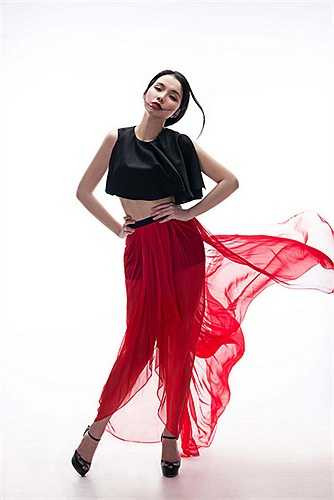 Khoác lên mình những bộ cánh sexy và gợi cảm, 'bà mẹ hai con' khoe vẻ đẹp mặn mà nhưng không kém phần gợi cảm.