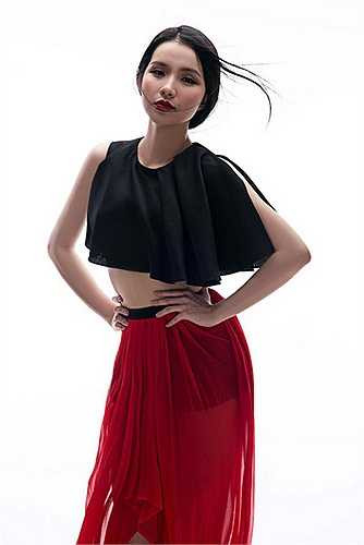 Thùy Lâm tự tin khoe chân thon dài trong những thiết kế được cut - out táo bạo.