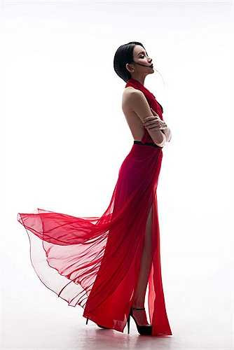 Sau hai lần sinh nở, Thùy Lâm vẫn may mắn giữ được vóc dáng thon gọn cùng vòng eo săn chắc.