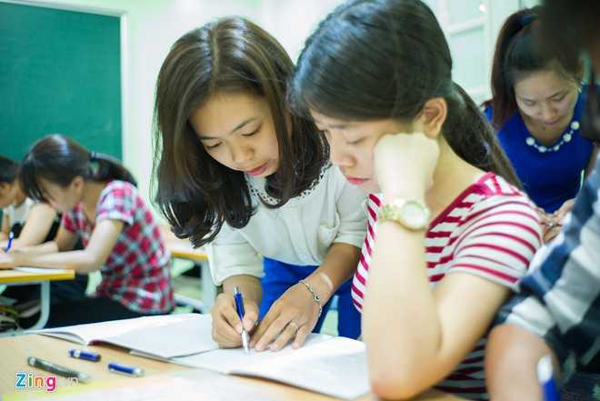 Giáo viên học viết chữ đẹp