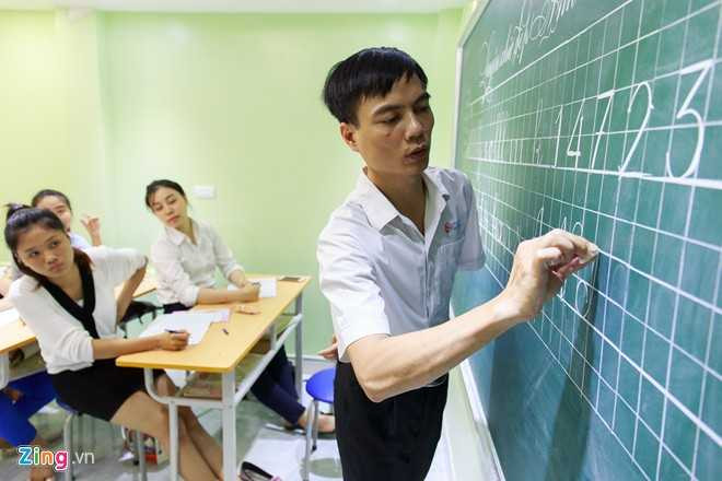 Giáo viên học viết chữ đẹp