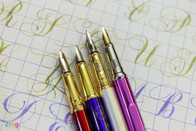 Giáo viên học viết chữ đẹp