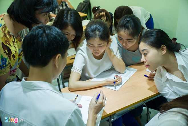 Giáo viên học viết chữ đẹp