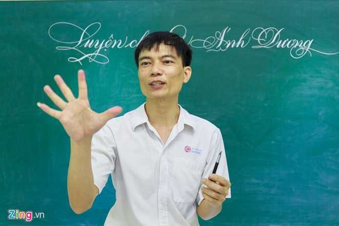 Giáo viên học viết chữ đẹp