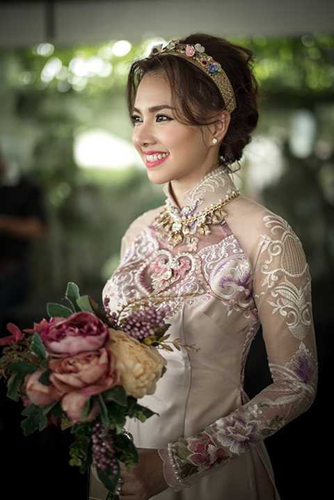 Đinh Ngọc Diệp là diễn viên nổi tiếng của showbiz Việt. Cô được yêu thích qua các bộ phim điện ảnh như: Bóng ma học đường, Cô dâu đại chiến, Lệnh xóa sổ, Giữa hai thế giới... Bên cạnh đó, Ngọc Diệp còn tham gia diễn xuất trong các phim truyền hình gây tiếng vang như: Hoa dã quỳ, Mưa thủy tinh, Áo cưới thiên đường... Ngoài công việc là một diễn viên, Đinh Ngọc Diệp còn được biết đến với vai trò người mẫu, người dẫn chương trình và là một nhà báo. Năm 2004, cô xuất sắc giành được giải thưởng Hoa khôi Tây Đô. 