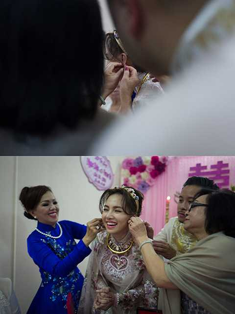 Cô dâu Ngọc Diệp rạng ngời hạnh phúc khi được mẹ ruột và mẹ chồng cùng vị hôn phu trao tặng sính lễ.