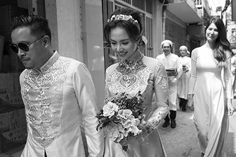 Sau khi kết thúc nghi lễ, nàng hạnh phúc nắm chặt tay chàng bước ra xe và di chuyển đến một nhà hàng để cùng chung vui với gia đình trong bữa tiệc thân mật.