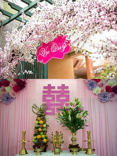 Bàn thờ gia tiên ở nhà cô dâu được trang trí đơn giản nhưng không kém phần trang nghiêm.